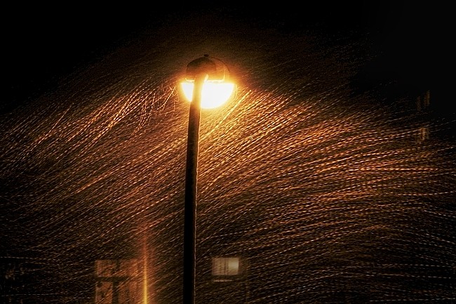 Фонарь очерчивает круг…