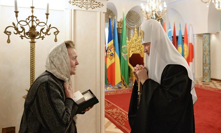 Патриарх Кирилл встретился с жительницей Донецка