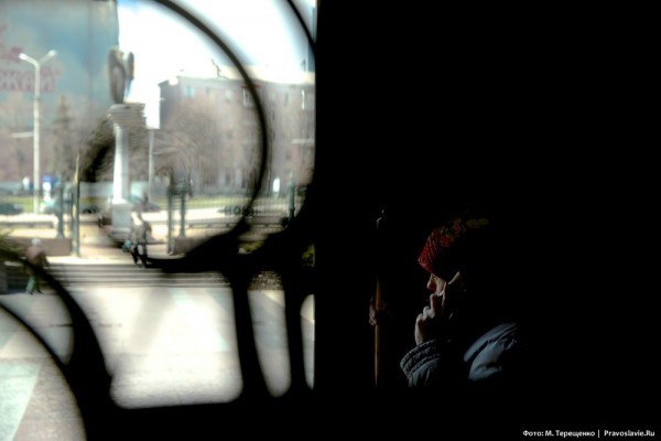 Женщина услышала вдалеке разрывы снарядов и забежала в Спасо-Преображенский собор