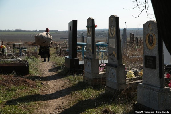 На кладбище много свежих могил. Война не щадит никого