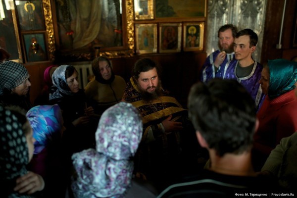 Отец Владимир благословляет людей на ночное богослужение. Все опасаются провокаций на Пасху