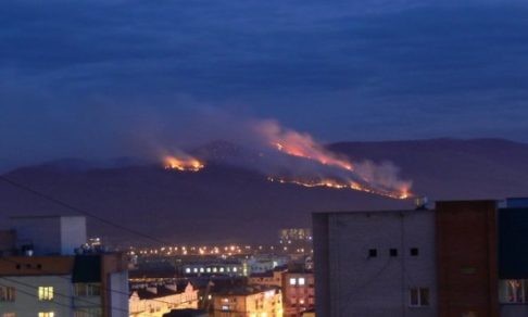 Сутки в центре Читы не могут потушить сопку - рассказ добровольца о пожарах в Забайкалье