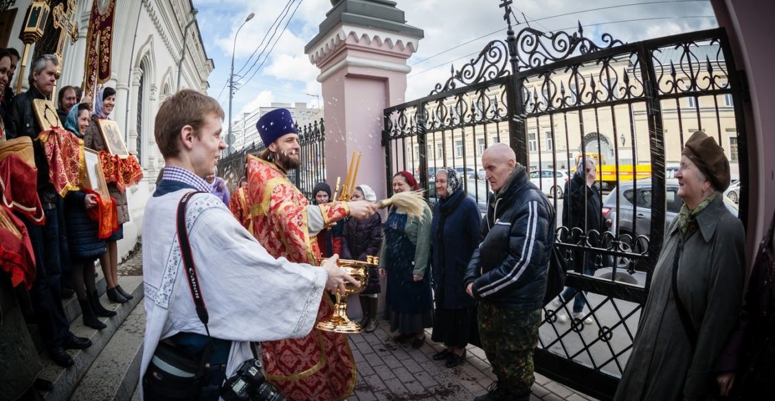 Как в Москве для бездомных пасхальную литургию служили
