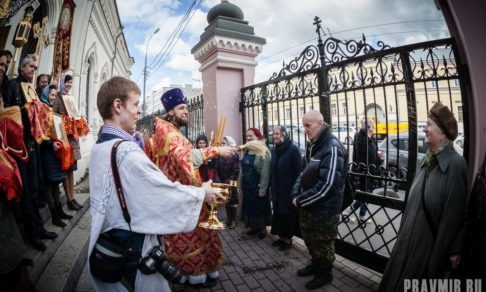 Как в Москве для бездомных пасхальную литургию служили
