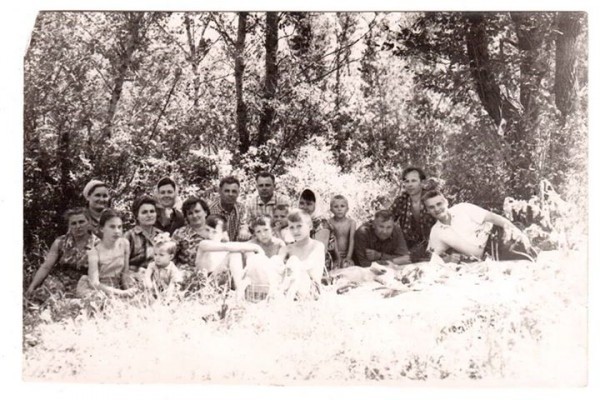 Поминальный майский обед рядом с братской могилой дядьев под Краснодаром.