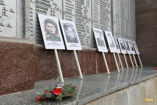 17334438980_8895464780_b