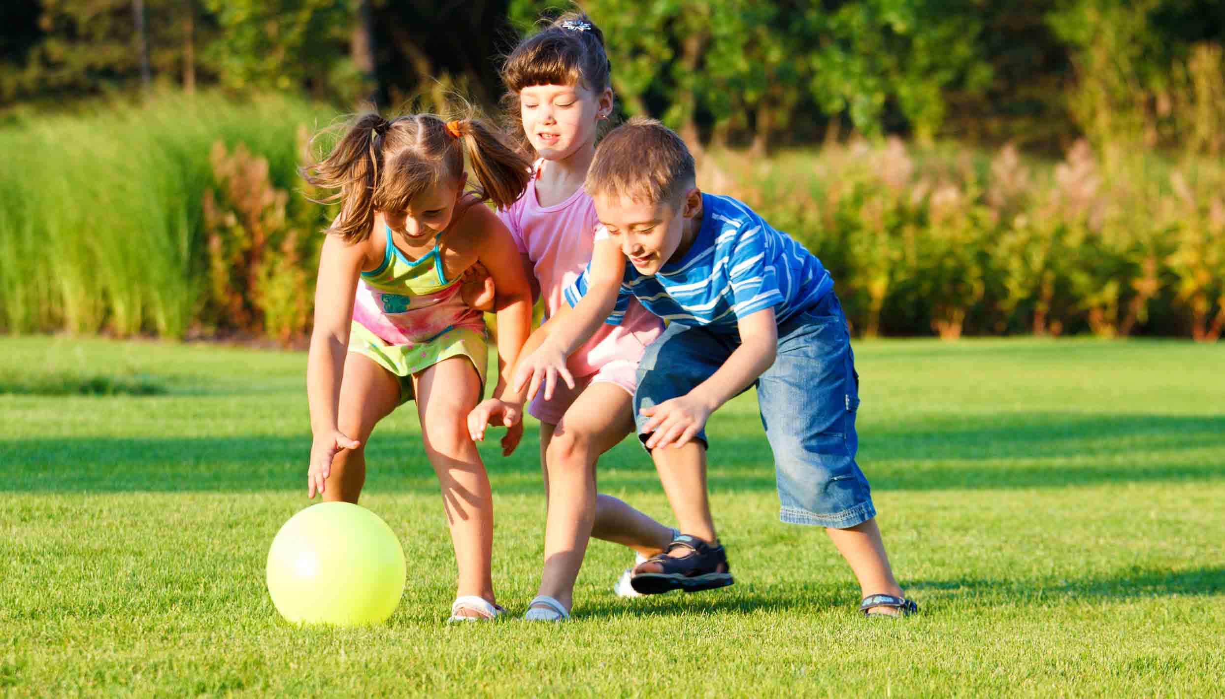 Установить игру в мяч. Игры на свежем воздухе для детей. Дети на свежем воздухе. Летние детские игры на свежем воздухе. Спортивные дети.