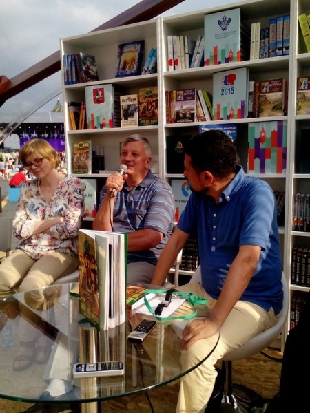 Александр Сегень (в центре)