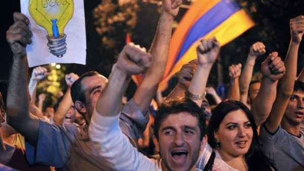 Протесты в Ереване.  Фото: azattyq.org