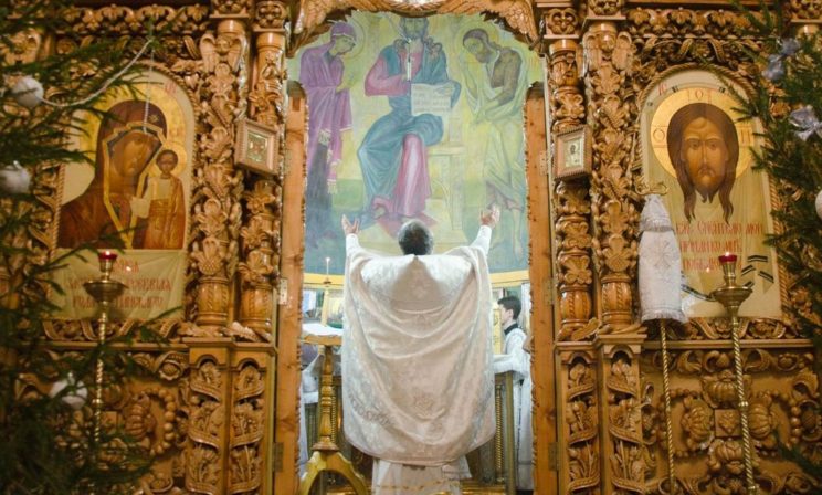 Иконостас разделяет людей или соединяет?