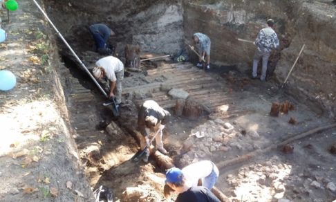 По широкой мостовой