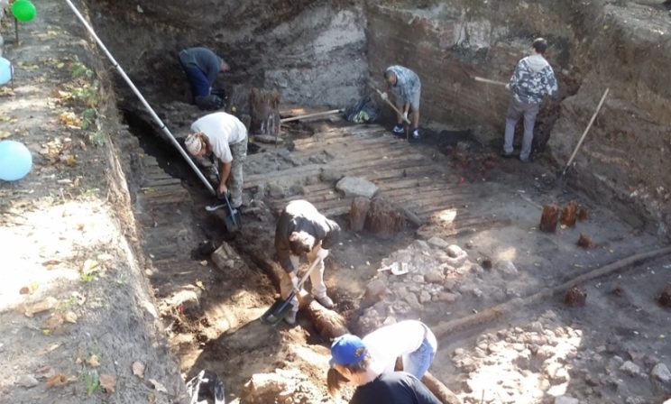 По широкой мостовой