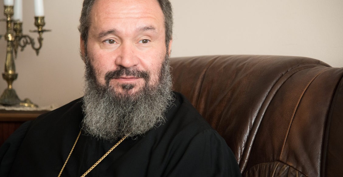 Кафедральный собор через дорогу от хурула