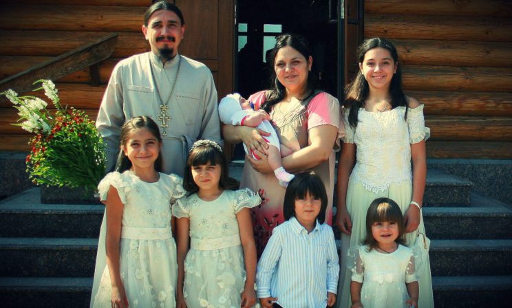 Под Покровом Богородицы: правила жизни многодетной семьи