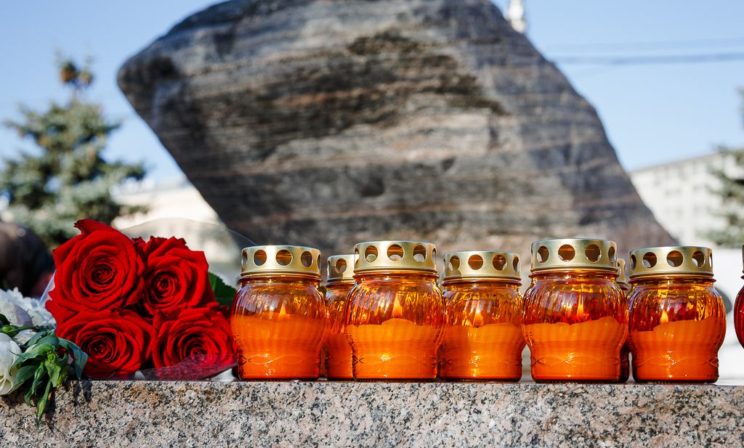 На заброшенных гробницах