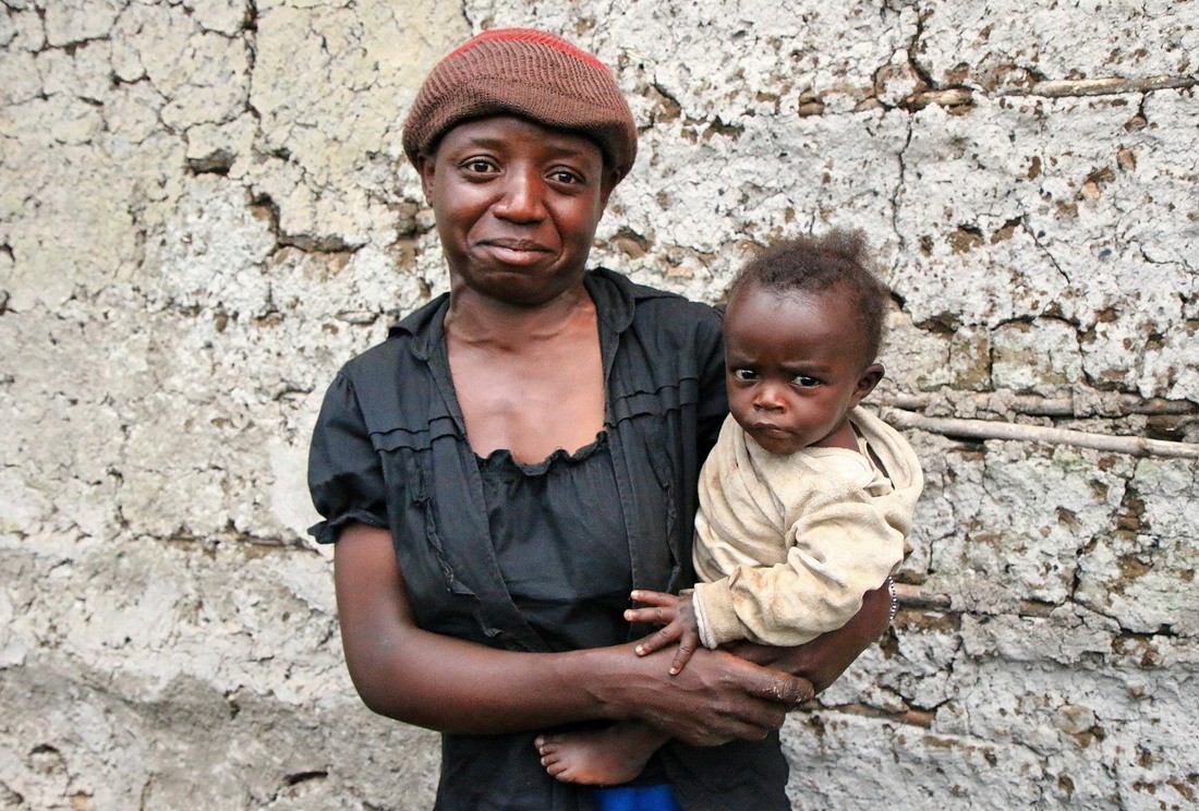 Мама уганда. Африканские дети Голодные. Африканская мама и ребенок. Серьезные лица африканских детей фотохудожники.