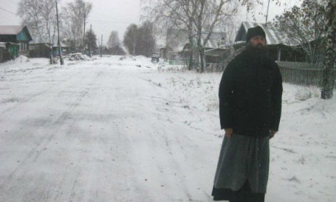 В Алапаевске священник своими силами отремонтировал дорогу