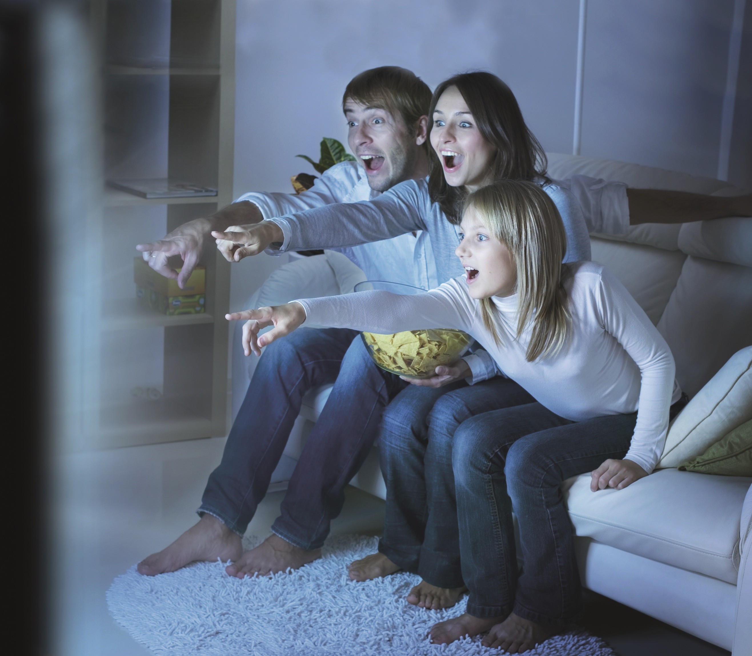 Пока родители смотрят телевизор. Семья у телевизора. Человек телевизор. Подросток и телевизор.