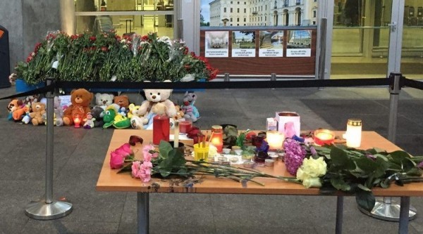 В Пулково несут цветы и игрушки в память о жертвах катастрофы в Египте Фото: Радио Балтика