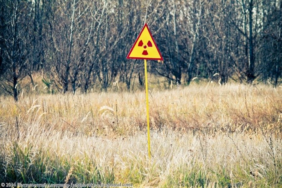 Радиация и жизнь. Зона отчуждения Чернобыльской АЭС. Запретная зона знак Чернобыль. Зона Припять знак радиации. Чернобыль зона отчуждения знак.