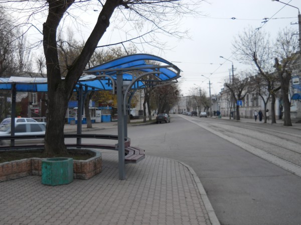 Трамвайные остановки теперь пусты