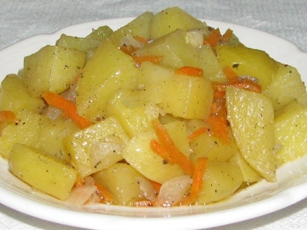 Тушеный картофель с морковью. Тушеный картофель. Тушеная картошка с морковью и луком. Картофель тушеный с овощами. Картофель тушеный без мяса.