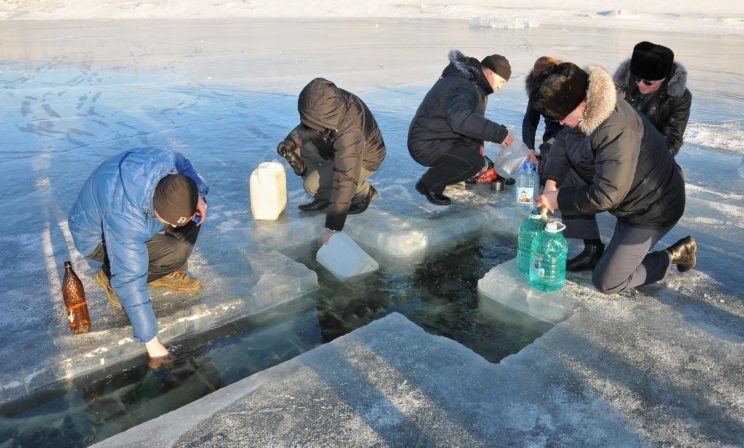 Можно ли пить святую воду из грязной реки?