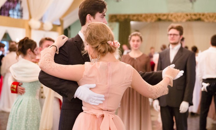 "Средь шумного бала..." (фото)