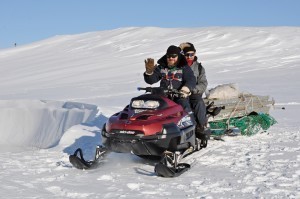 Отец Максим всех возит по станции и по острову. Зимой единственное средство передвижения – снегоход
