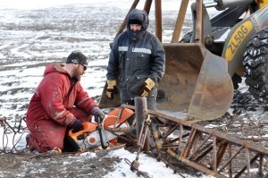 После службы духовенство надевает комбинезоны и идет работать