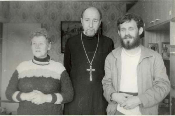 Отец Владимир с матушкой Натальей и моим сокурсником по институту о. Павлом Поповым