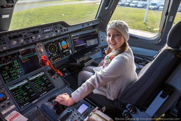 Одна из подопечных Благотворительного фонда Константина Хабенского в ходе экскурсии на завод Airbus в Тулузе, Франция. Фото: Марина Лысцева/fotografersha.livejournal.com