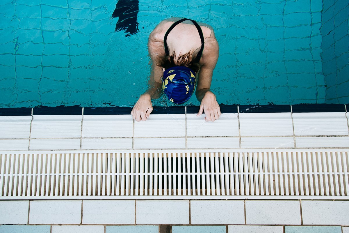 Тэрон эджертон торс. Фильм секретная служба 2015 первое испытание. Иллюзия обмана хенли ривз. Люди проснулись в воде. Айла фишер иллюзия обмана.