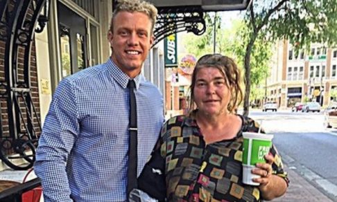 Молодой американец учит бездомную читать