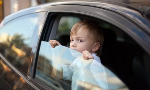 Детей нельзя оставлять в машине одних. Почему это опасно
