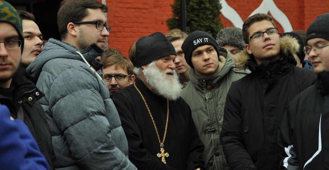 Священник и прихожане: осторожная дружба