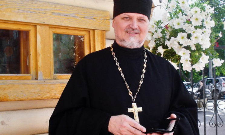 Отлучили от причастия и не допустили к причастию - в чем разница?