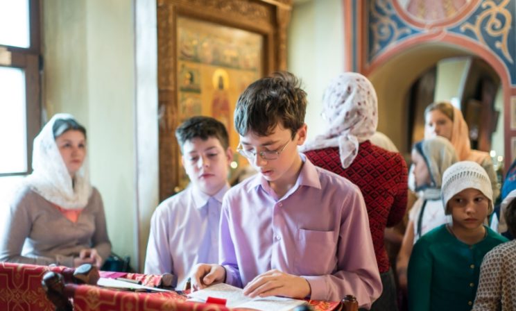 Куришь – вон из алтаря. И татуировку сведи