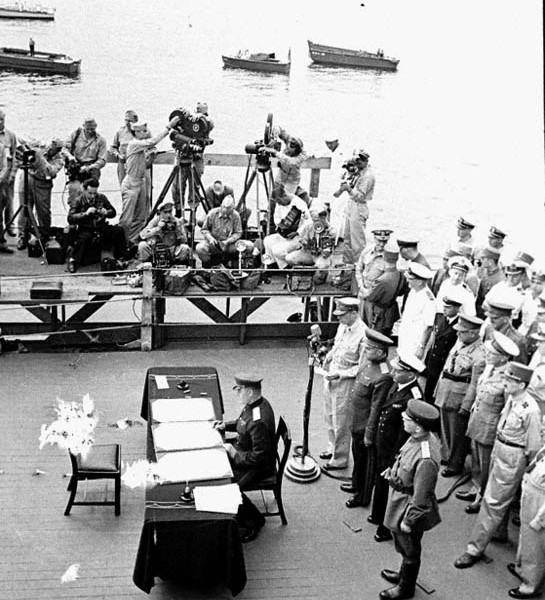 Подписание акта о капитуляции Японии. Фото с сайта 22-91.ru