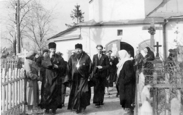 Пасха, 1943 год. В центре митрополит Сергий (Воскресенский) выходит из кладбищенской церкви Св.Димитрия Солунского в Пскове. Слева о.Георгий Бенигсен. Именно при этой церкви была школа, в которой преподавал Ростислав Владимирович.