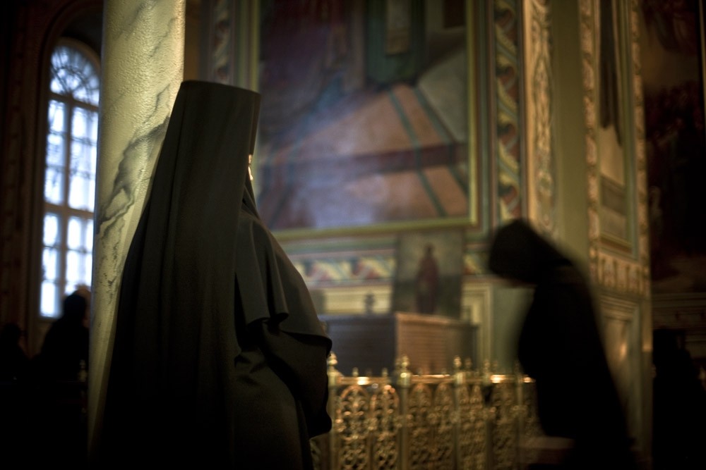 Ночь исповеди. Инокиня молится. Монахиня со спины в храме. Монахиня молится. Монахиня молится в храме.