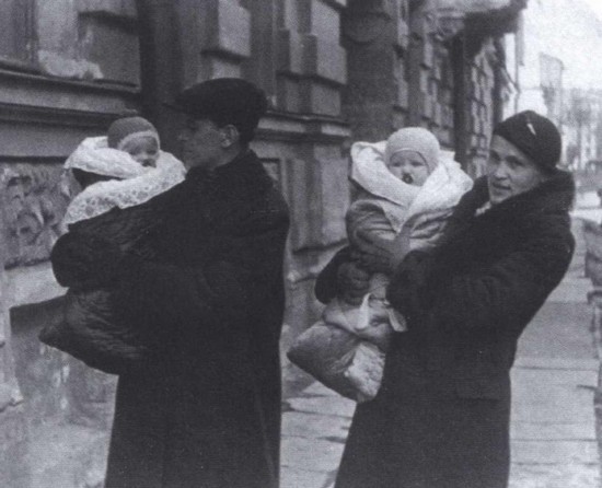 Дмитрий Сергеевич и Зинаида Александровна с дочками Верой и Милой. 1937 г. 