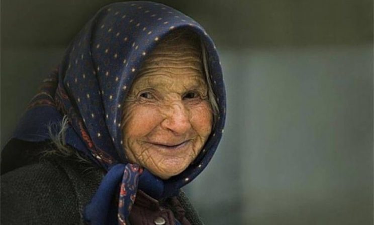 Баба Таня с картонной иконкой