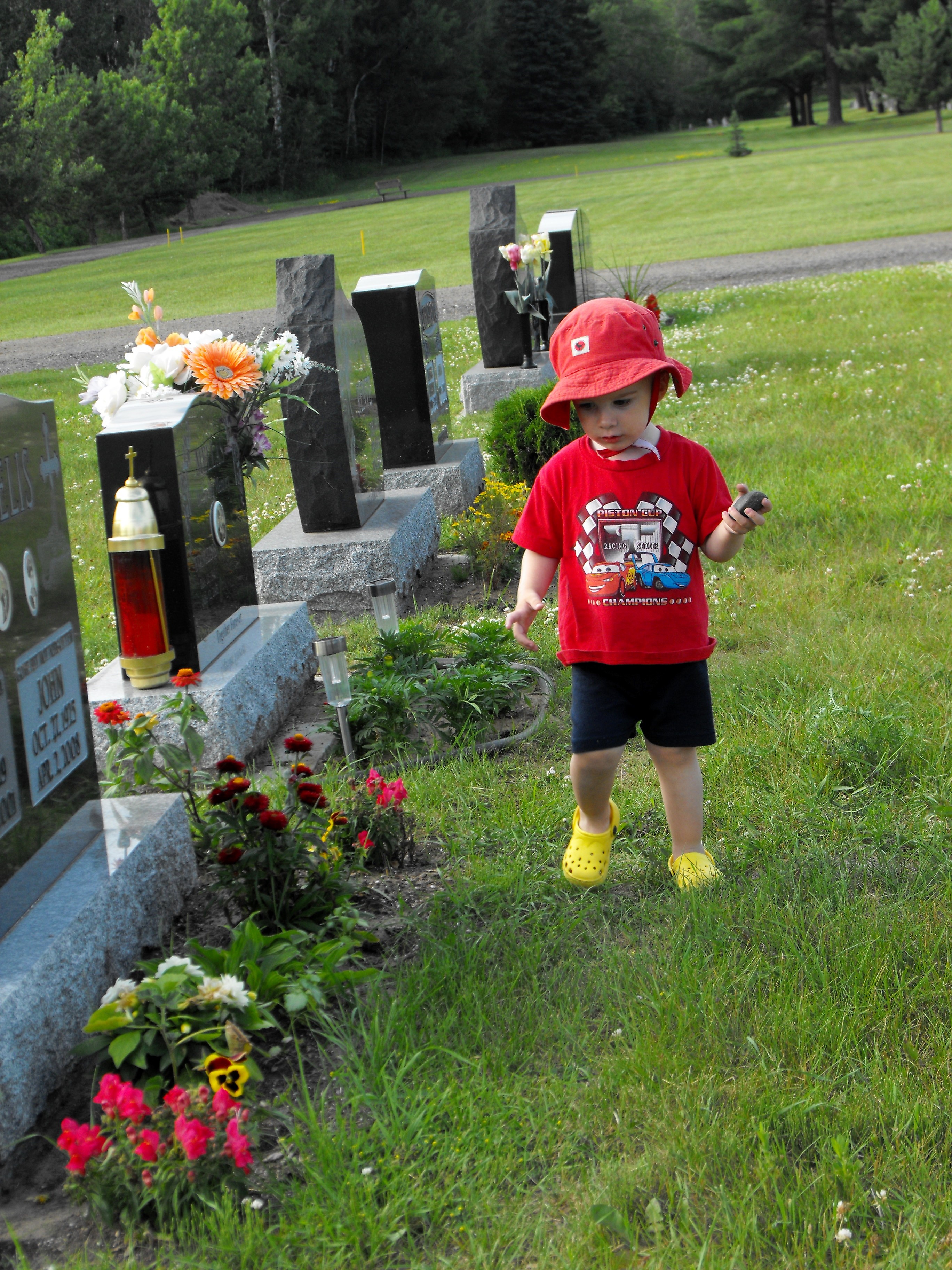 Со скольки лет можно ребенку на кладбище. Детское кладбище. Детские могилы. Кладбище маленьких детей. Могилы детей на кладбищах.