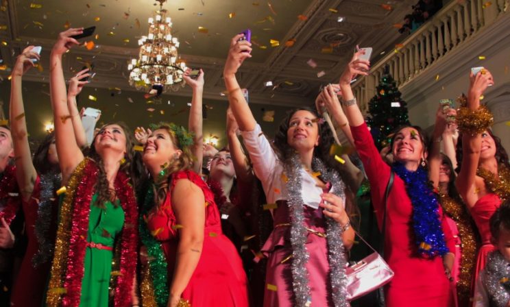 Чекин на кремлевской елке и другие важные дела матери из интернета