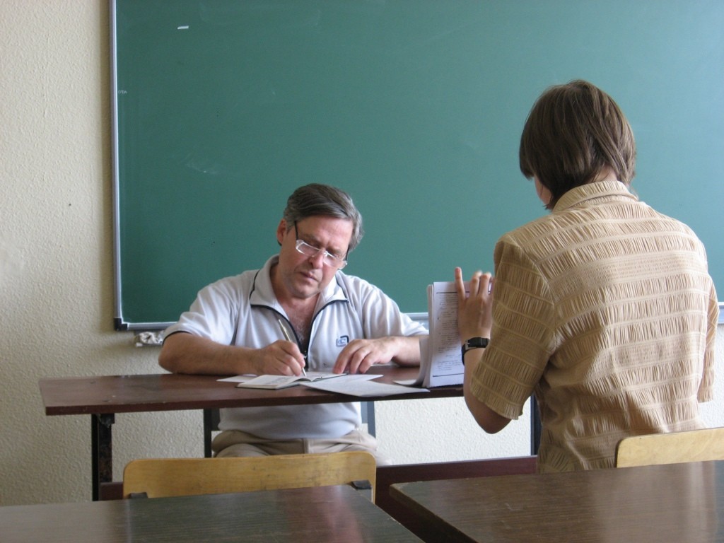 Сдать зачет видео. Преподаватель на экзамене. Студент и преподаватель на экзамене. Устный экзамен в вузе. Зачёт в университете.