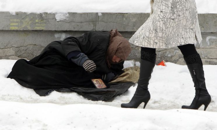Если человек лежит на улице в мороз — что делать?