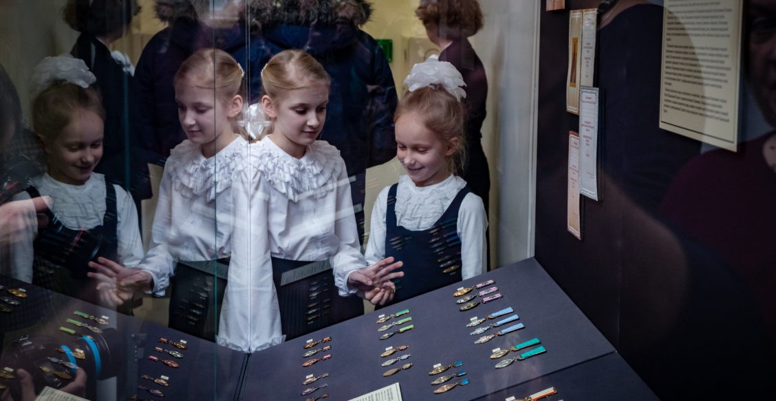 "Он, взяв в руки крест, без оружия повел солдат в контратаку"