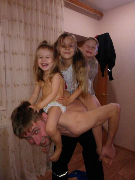 Роман Парамонов с детьми