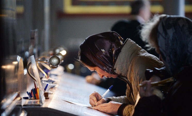 Я - тот, кто читает в алтаре ваши записки